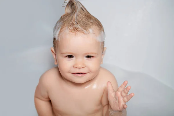 淋浴间里有趣的脚步声 在浴缸里泡肥皂泡的小孩可爱的男婴在浴室洗澡和洗澡 — 图库照片