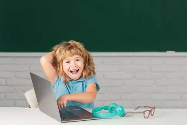 Opgewonden Kind Leerling Met Behulp Van Notebook Computer Studeren — Stockfoto