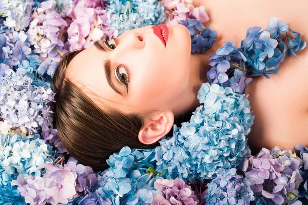 Makyaj Malzemeleri Cilt Bakımı Doğa Güzelliği Çiçeklerin Üzerinde Yatan Kadın — Stok fotoğraf
