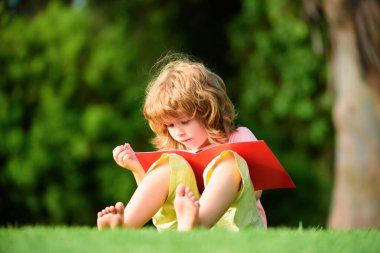 Evde öğrenim. Not defterinde yazmak için kalem kullanarak çocuk mesafesi öğrenme