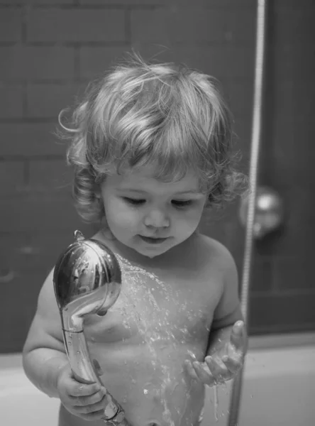 Lustiges Baby Das Hause Schaum Gebadet Und Badewanne Gewaschen Wird — Stockfoto
