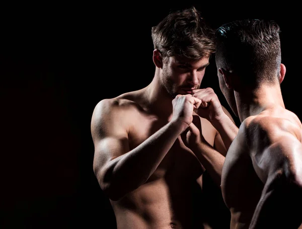 Homens Bonitos Lutar Dois Jovens Cara Cara Corpo Tronco — Fotografia de Stock