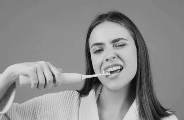 幸せな美しい女性の美しさの肖像電動歯ブラシで彼女の歯をブラッシング孤立した背景 歯科概念 — ストック写真