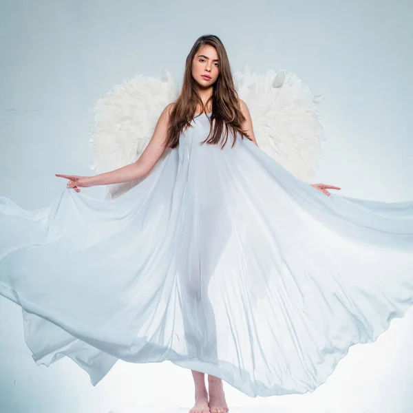 天使の翼と白いドレスの女の子 キューピッド女性 — ストック写真