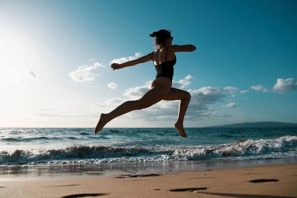 シルエットを動かす女 健康フィットネス女の子ジョギングでビーチ — ストック写真