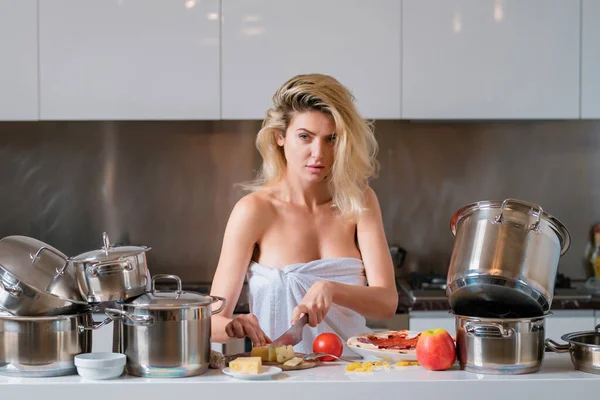 Sexy Hermosa Mujer Preparando Desayuno Mañana Una Acogedora Cocina Mujer — Foto de Stock