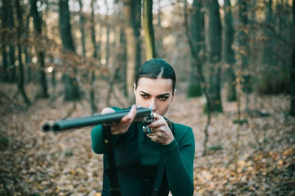 Cacciatrice Con Fucile Caccia Caccia Nella Foresta Ritratto Donna Hunter — Foto Stock