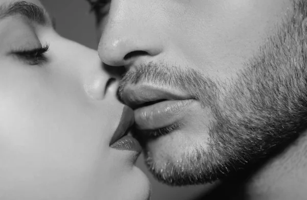男人有女人的吻 宏观的 裁剪的脸 性感的情侣亲吻 亲吻恋人的唇 — 图库照片