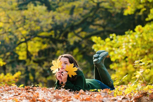 秋天的少女 秋天的树叶 美丽的肖像 年轻的少年在浪漫的风景中 大自然美丽的秋天 — 图库照片