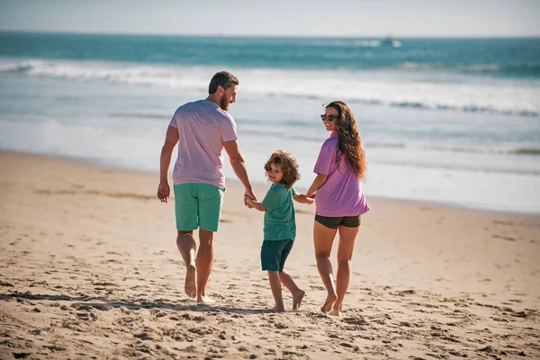 Feliz Família Jovem Praia Verão Conceito Atividades Lazer Familiar — Fotografia de Stock