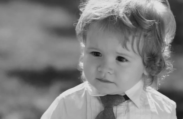 Zabawna Dziecięca Twarz Portret Uroczego Chłopca Garniturze Krawacie Mały Biznesmen — Zdjęcie stockowe