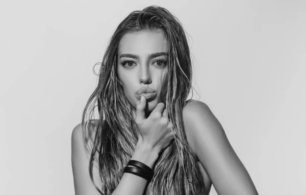Glamor Vacker Ung Kvinna Modell Med Röda Läppar Med Finger — Stockfoto