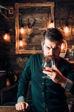 Retro bar. Sarhoş adam. Evde alkollü içki içen bir adam. İçki adam. Adam bir kokteyl içer