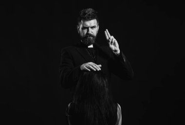 Rahibin dualı portresi. Keşiş itirazı. Kıdemli din kutsal erkek kendine güvenen bir ifadeyle.