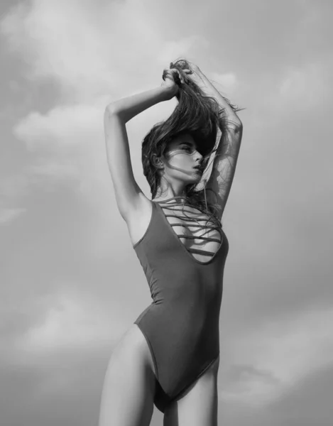Mayolu Çamaşırlı Kız Yaz Bikinisi Zayıf Vücutlu Seksi Bir Kadın — Stok fotoğraf