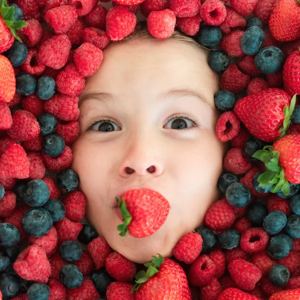 Gezond Eten Kindergezicht Met Bessenmix Van Aardbeien Bosbessen Frambozen Bramen — Stockfoto