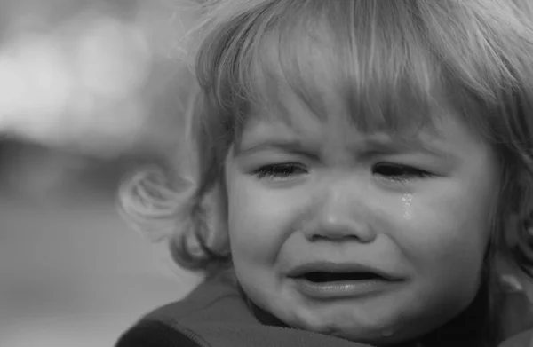 泣いている小さな子供の肖像画を閉じます 幼少期と育児の概念 — ストック写真