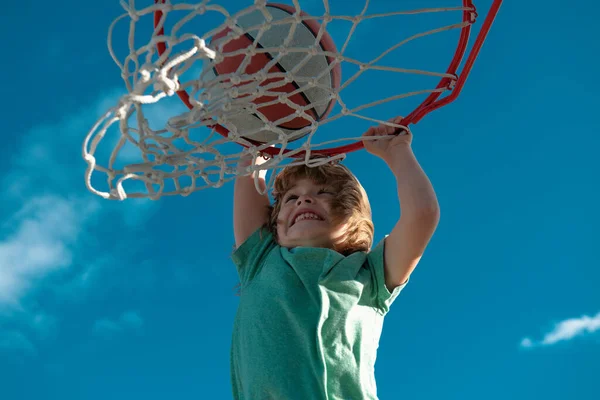 篮球运动中儿童篮球运动员灌篮的特写 — 图库照片