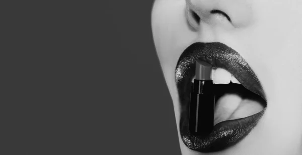 Sexy Mollige Volle Lippen Lipverzorging Bescherming Lippen Geïsoleerd Rode Achtergrond — Stockfoto