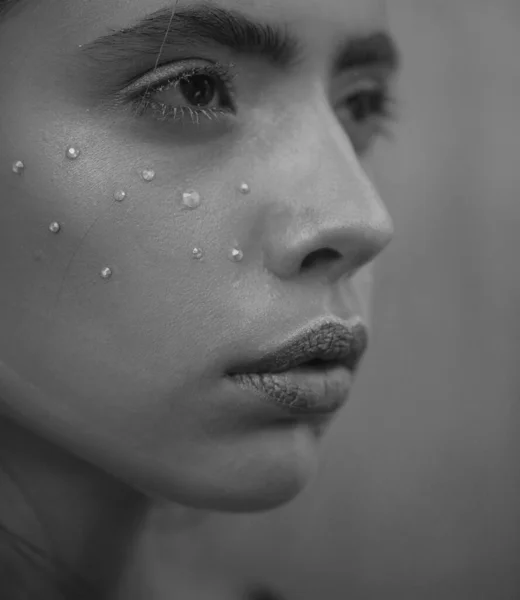 Projekt Artystyczny Modelka Dziewczyna Modelka Kolorowym Pudrem Makijażu Piękna Kobieta — Zdjęcie stockowe