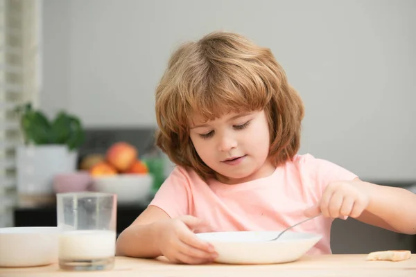 Portret Van Een Schattig Kind Dat Soep Eet Ontbijt Bij — Stockfoto