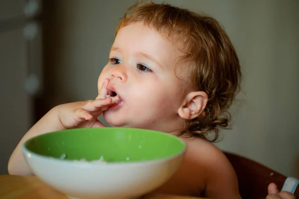快乐的婴儿用勺子吃着自己 儿童的健康营养 小宝宝把勺子放进嘴里时拿着勺子 — 图库照片