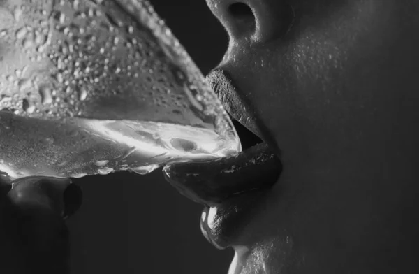 Sluit Mond Met Glas Drink Water Lippen Smaken Naar Verse — Stockfoto