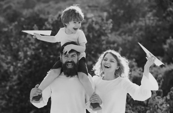 Χαρούμενη Ευτυχισμένη Οικογένεια Που Διασκεδάζει Ξερνάει Στον Αέρα Μικρό Παιδί — Φωτογραφία Αρχείου