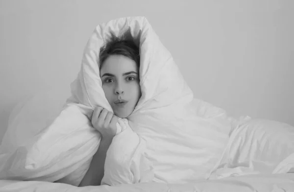 침대에 부드러운 담요를 소녀가 침대에 앉아서 집에서 미소짓는 — 스톡 사진