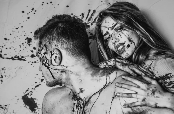万圣节僵尸夫妇肌肉发达的男人和血淋淋的年轻女子伤口和红血 一对血淋淋的夫妇 一个吸血鬼女孩咬了一个肌肉发达的男人的脖子 — 图库照片