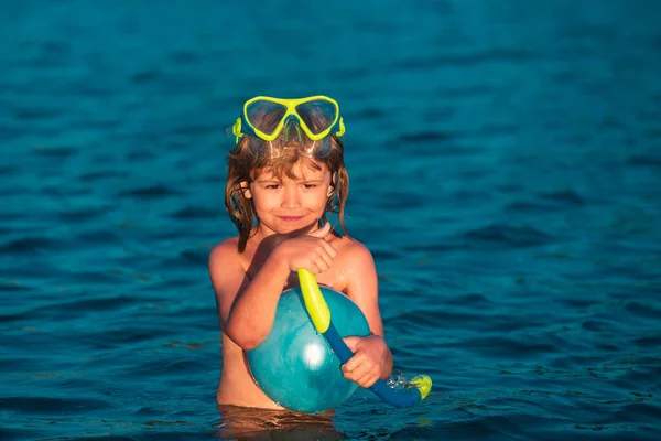 Sommerfrische Glückliches Kind Das Meer Schwimmt Junge Mit Spaß Strand — Stockfoto