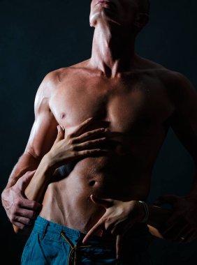 Aşık seksi çift, hassas anın tadını çıkarıyor.
