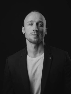 Siyah arka planda izole edilmiş, düşünen bir adamın portresi. Stüdyoda karanlık arka planda yakışıklı bir adamın portresi. Ham maldan yüksek kalite