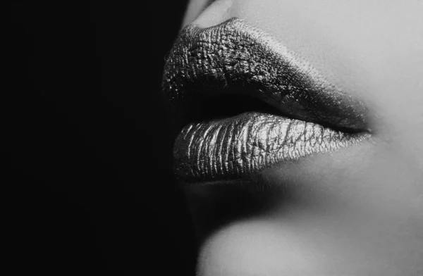 Seksowne Usta Zbliżenie Sexy Piękne Kobieta Złote Usta Odizolowane Złota — Zdjęcie stockowe
