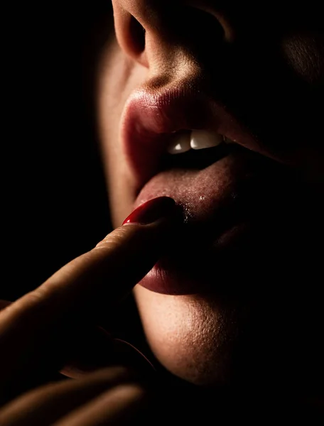 唇が指をなめる 閉じる セクシーな女性の唇 マクロな女性の口の指をなめる グラマーアートリップコンセプト — ストック写真