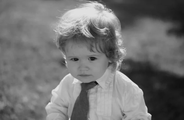 Außenporträt Des Süßen Kleinen Jungen Anzug Und Krawatte Kleiner Geschäftsmann — Stockfoto