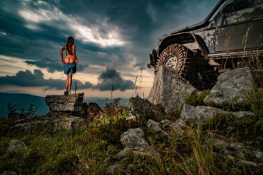 Dağ yolunda Suv ön düşük açı görünümü. Offroad step macera izi kamyon araba tekerleği. Kir üzerinde SUV yarışı