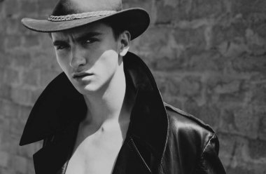 Genç adamın kameraya baktığı bir stüdyo fotoğrafı. Kendine güveni olan yakışıklı bir adam. Moda erkek modeli. Erkekler cinsellik ya da cazibe ve karizma, tarz ve eğilim