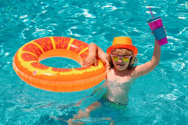 Cóctel Para Niños Verano Niño Nadando Piscina Jugar Con Anillo —  Fotos de Stock