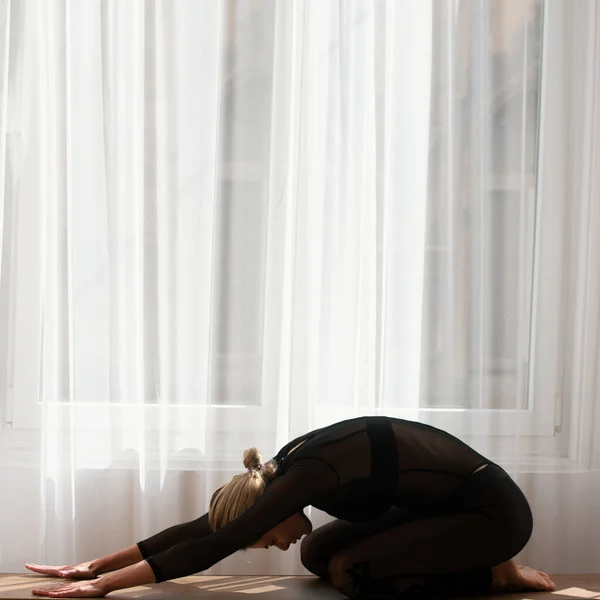 ホームワークアウト 家で運動をしている女性 ヨガやピラティスの練習をする女の子 — ストック写真