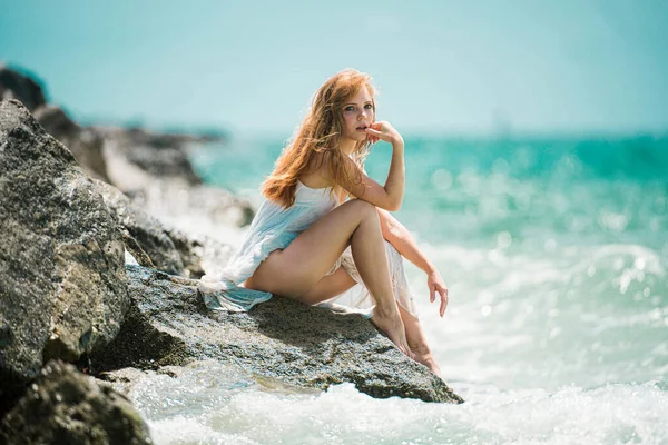 Attraktive Junge Frau Sexy Sommerkleid Meer Sitzt Felsigen Strand — Stockfoto