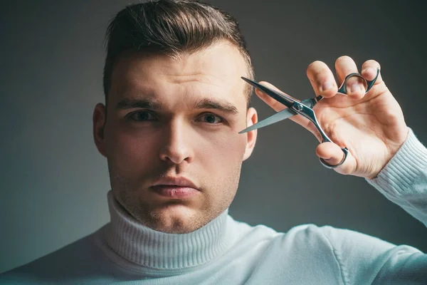 Barber Lesklý Účes Držet Ocelové Nůžky Vytvořte Styl Macho Sebevědomý — Stock fotografie
