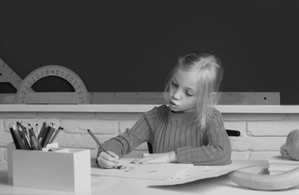 Chytrá Blondýnka Sedící Stolu Připravující Zkoušku Geniální Dítě Den Znalostí — Stock fotografie