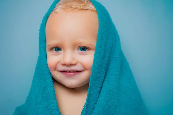 Pureza Educação Higiene Criança Toalha Limpa Seca Feliz Banho Imagem — Fotografia de Stock