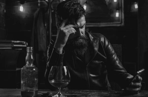 Przystojny Brodaty Biznesmen Pije Drogą Whisky Uzależnienie Mediów Społecznościowych Nadużywanie — Zdjęcie stockowe