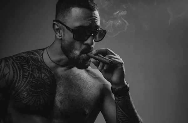 Rauchende Brutale Gangster Mode Brutal Latein Guy Mit Sexy Nackten — Stockfoto