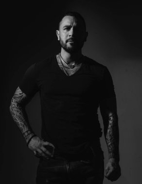 Siyah stüdyodaki yakışıklı adamın portresi.