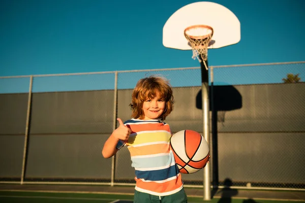 Glad Liten Pojke Unge Spelar Basket Lekplatsen — Stockfoto