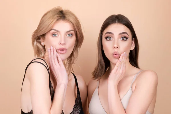 Chicas Sorprendidas Las Mismas Cosas Con Maquillaje Brillante Chicas Rubias — Foto de Stock
