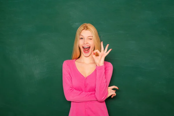 Femeie Care Predă Clasă Școală Sau Universitate Studentă Fericită Învață — Fotografie, imagine de stoc